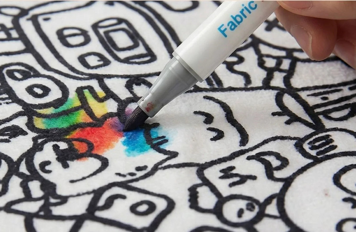 Close-up of a fabric marker colouring the Tinta Blanket